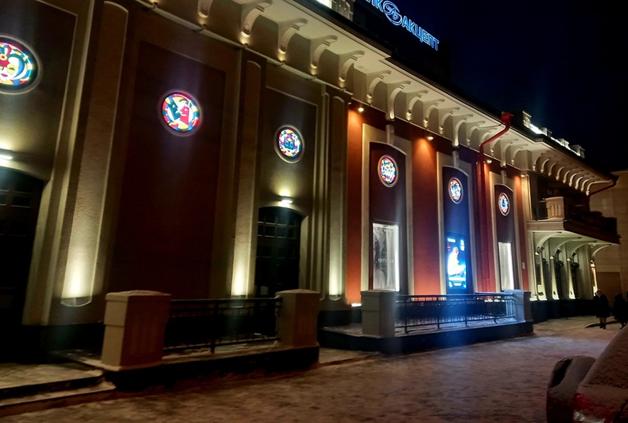 У нового здания Театра Афанасьева архитектурный свет подчеркивает родство с Торговым корпусом и прочими крячковскими зданиями