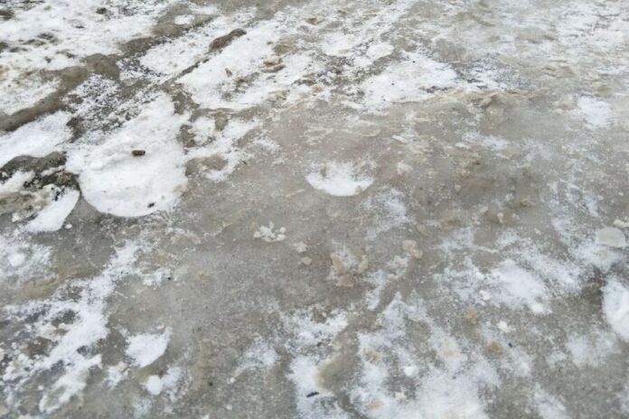 В Новосибирске врачи советуют пенсионерам не выходить на улицу из-за гололеда