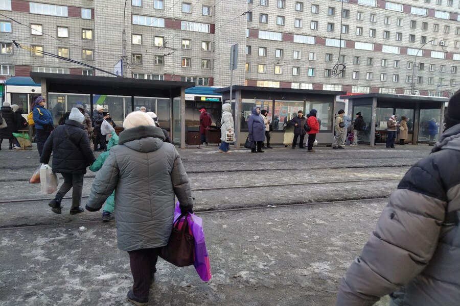 Люди идут на остановку