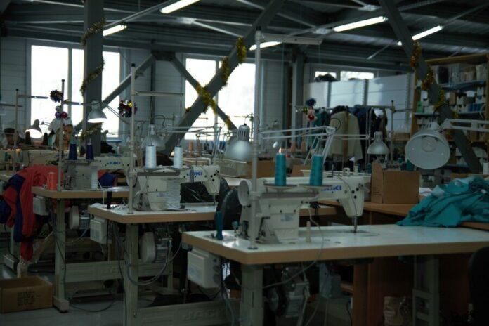 «Не нравится на маркетплейсах, ищите другие способы сбыта»: в новосибирском Минпромторге обсудили проблемы швейных производств