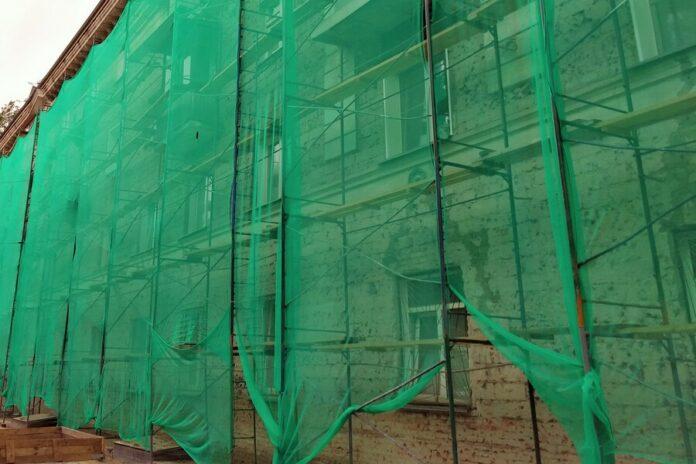 С 24 жилых домов в Новосибирске снимут «лоскутные» фасады магазинов и аптек