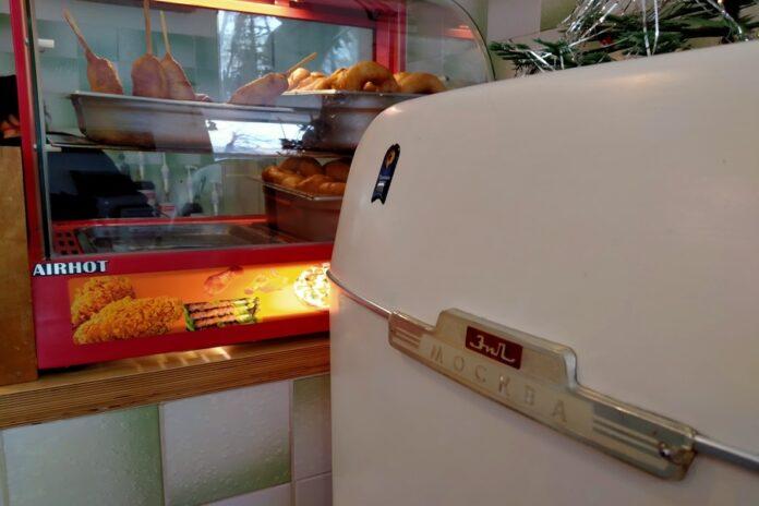 «Вот бы еще вернуть те рогалики и трубочки с повидлом»: в новосибирском общепите усиливается мода на всё советское