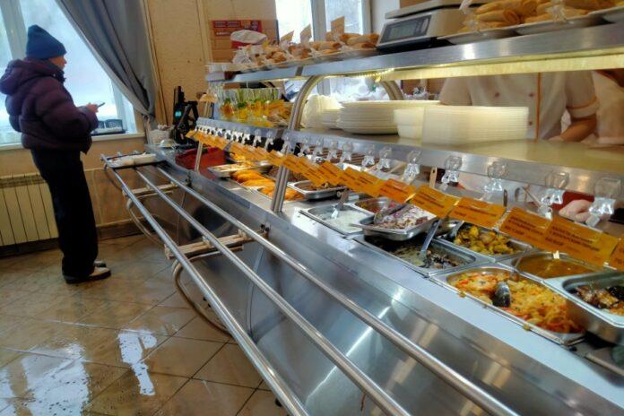 Комплексный обед вместо бизнес-ланча: в Новосибирске растет спрос на столовые – туда переходят клиенты ресторанов