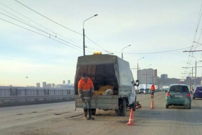 В Новосибирске дорожные службы в феврале начали ямочный ремонт