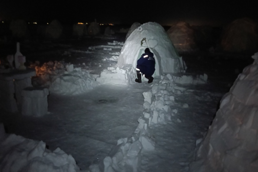 Спасатель рядом с иглу