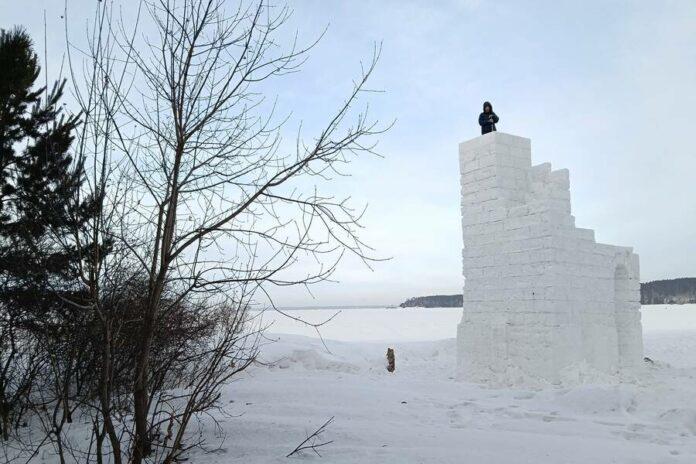 Житель Новосибирска построил 6-метровую снежную башню на Обском море