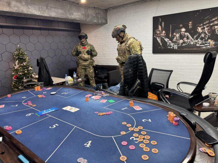 В центре Новосибирска нашли подпольный покерный клуб