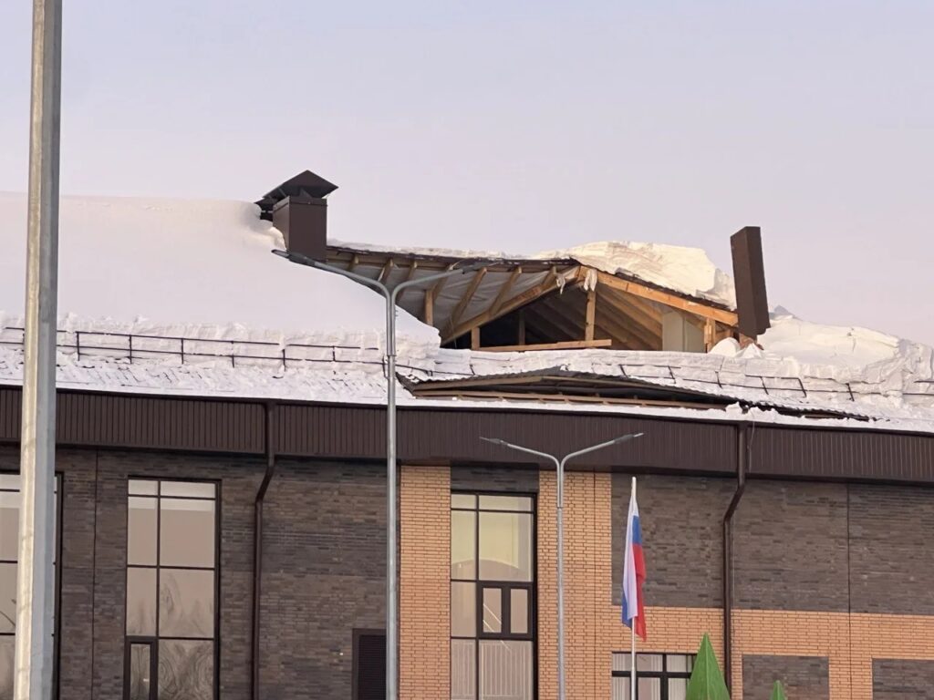 В Новосибирской области обрушилась часть крыши новой школы