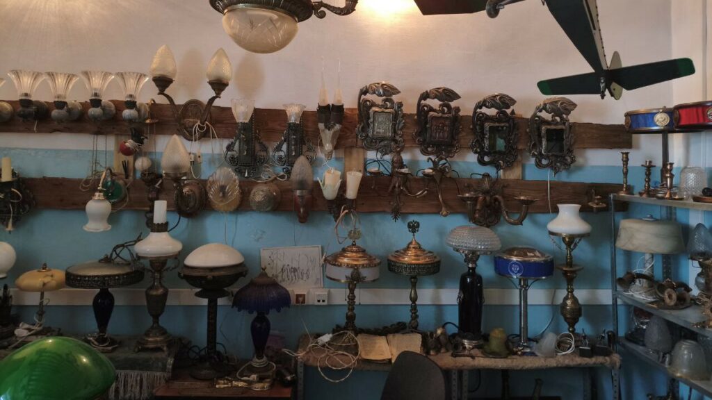 Новосибирец создаёт лампы и самовары из антикварных вещей