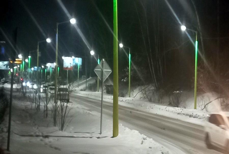 Световую аранжировку получила и улица, ведущая к НГУ — проспект Ильича