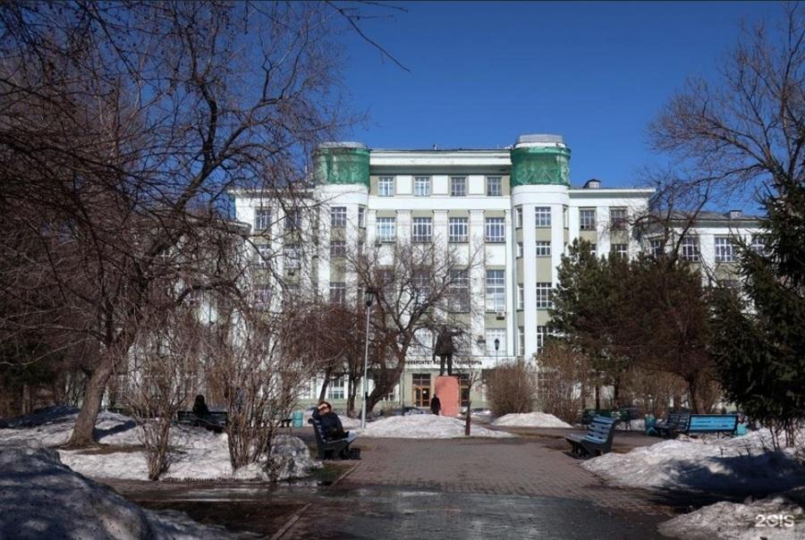 скульптура-маяк на башне Дворца Труда. Того, что ныне Академия водного транспорта