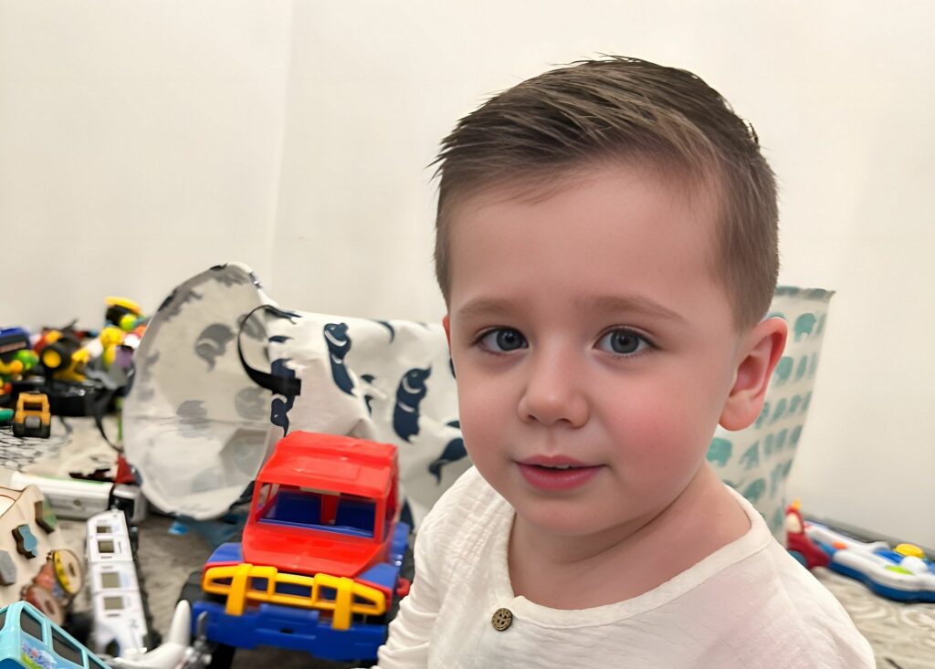 Маленькому Ване с диагнозом детский аутизм требуется дорогостоящее лечение