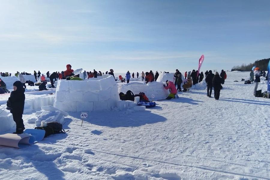 Новосибирцы и гости города строят самый настоящий «Город Эскимосов».