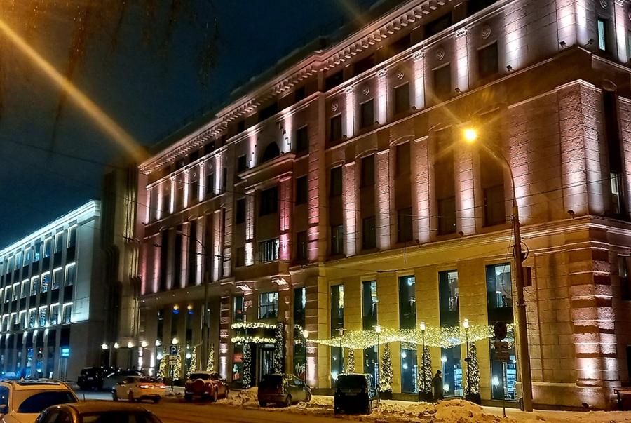 Универмаг LUKSE в своем световом наряде весьма хорош.