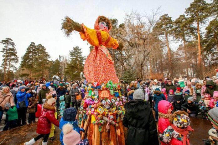 Из виртуальной среды в обыденную: психолог рассказал новосибирцам зачем нужна Масленица
