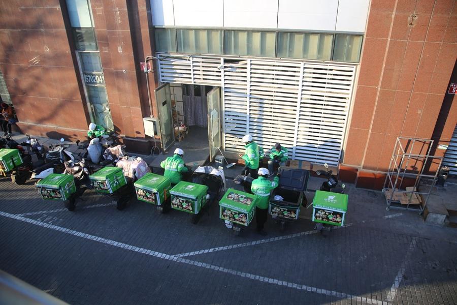 В Пекине огромное количество разносчиков, доставщиков, курьеров, но все ездят очень аккуратно.