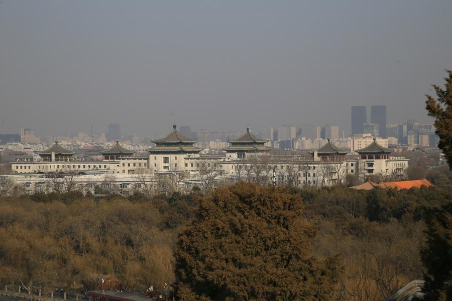 Дымки выбросов, которая окутывала Пекин еще несколько лет назад, особенно в холодное время года, сегодня нет