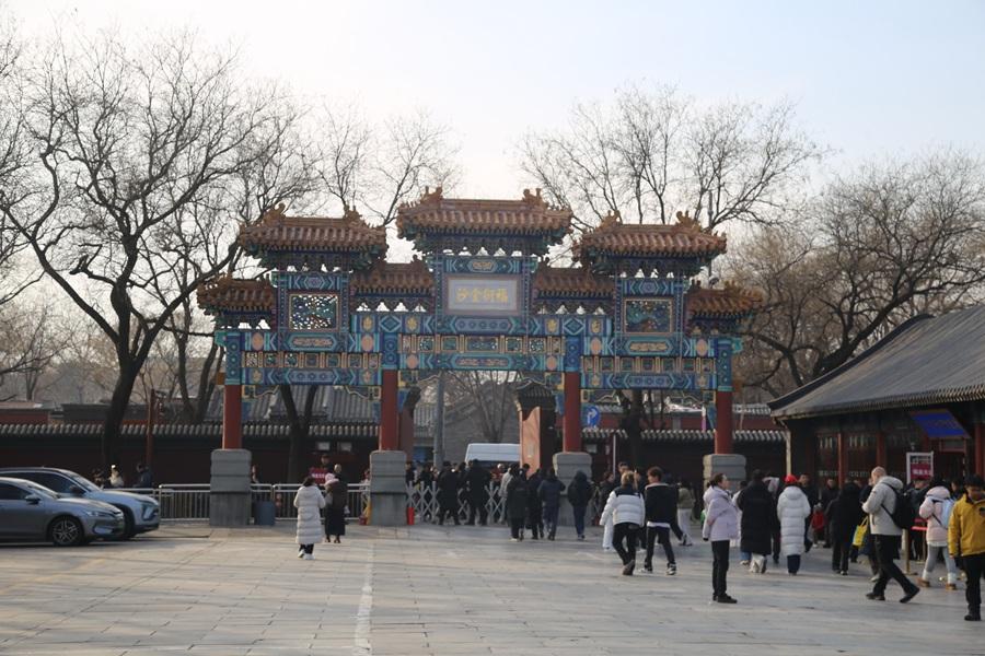 Во всех знаковых местах организован контроль и досмотр на входе, пропускают только с паспортом.