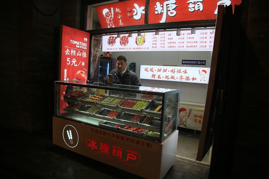 Разогнали всех уличных торговцев, которые запекали продукты на месте