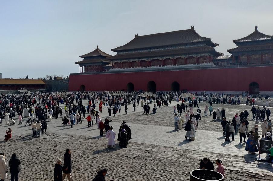 Если же говорить про Запретный город, то там непрерывный поток. Просто встать, остановиться, осмотреться уже невозможно.