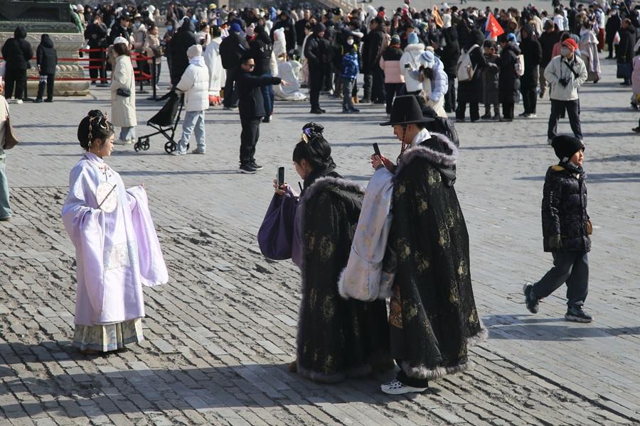 в историческую одежду одеваются не только девушки, но и парни, люди в возрасте, дети.