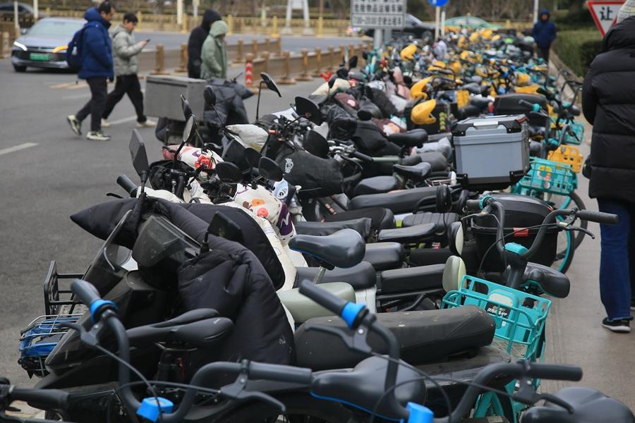 По всему Пекину создана сеть перехватывающих парковок у метро.