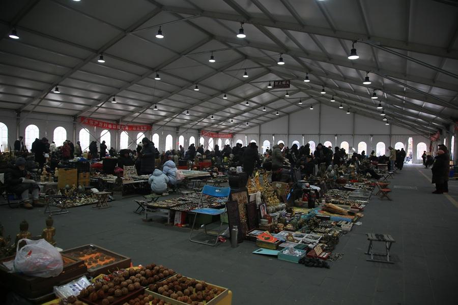 Я ни разу не встречал торговцев или магазины, которые отказывались бы от налички.