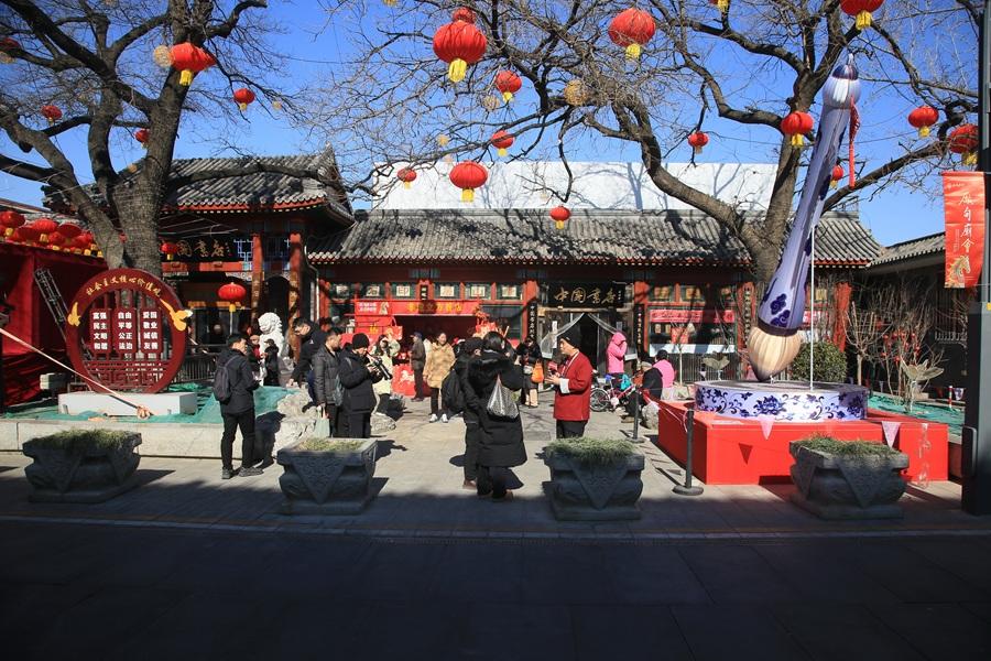 Раньше группы китайских туристов всегда были шумными и громкими, а сейчас все спокойно и деликатно.