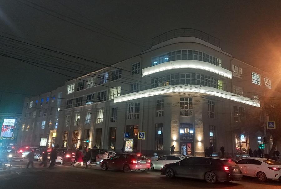 Еще одно конструктивистское здание — Дом «ТекстильСиндиката», современным новосибирцам известный как дом с «Золотым колосом»