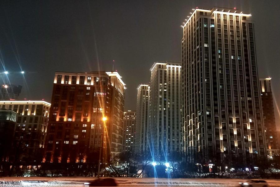 здания «Чернышевского», которые днем имеют белую доминанту цветового кода, во тьме становятся хрустально-серебряными