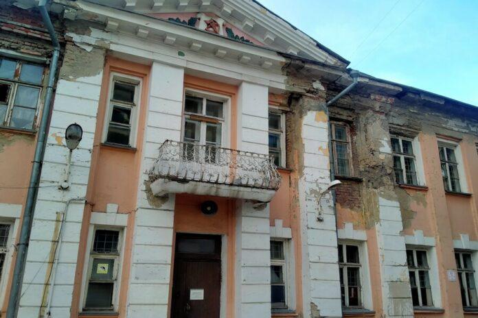 В Новосибирске продают историческое здание военкомата со звездой на фронтоне