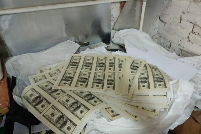 Очумелые ручки: жители Новосибирска печатали и торговали фальшивыми долларами Очумелые ручки: жители Новосибирска печатали и торговали фальшивыми долларами