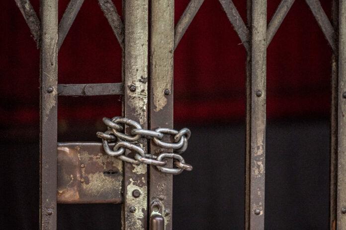 замок на воротах