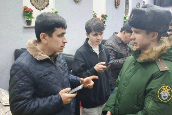 Силовиков пытались закидать мантами в кафе уйгурской кухни в Новосибирске