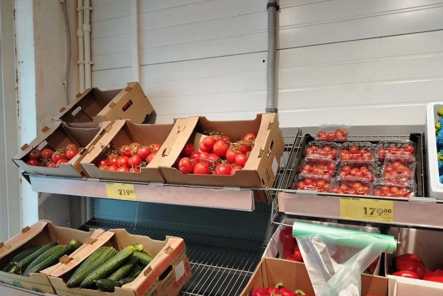 Цена на помидоры, которые растут в соседних с огурцами теплицах,