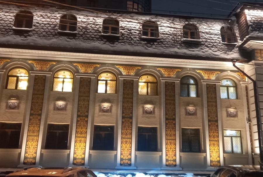 Ближний сосед этого комплекса — Сандуновские бани — тоже имеет свою световую аранжировку