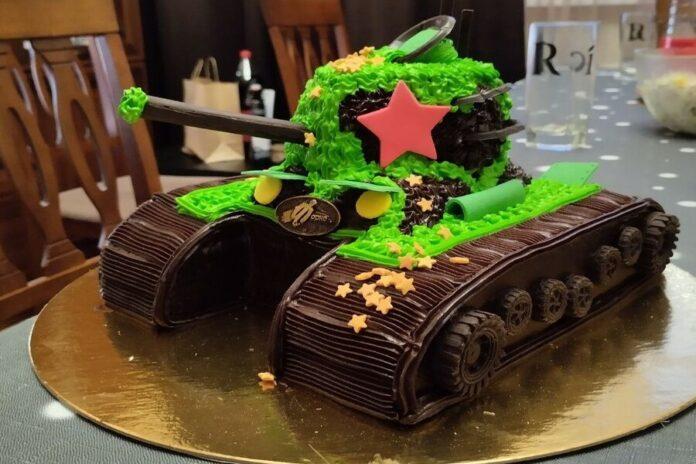 «Сильно подорожали букеты из колбасы»: в Новосибирске женщины рассказали о тратах на подарки мужчинам к 23 февраля