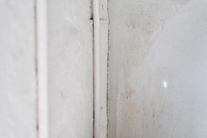 В школе Бердска закрыли шесть классов из-за протечки кровли