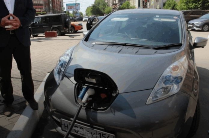 Сибиряки за год купили за границей около тысячи электромобилей