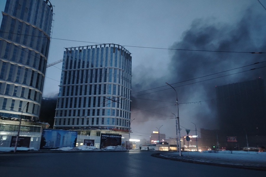 площадь Маркса затянуло черным дымом