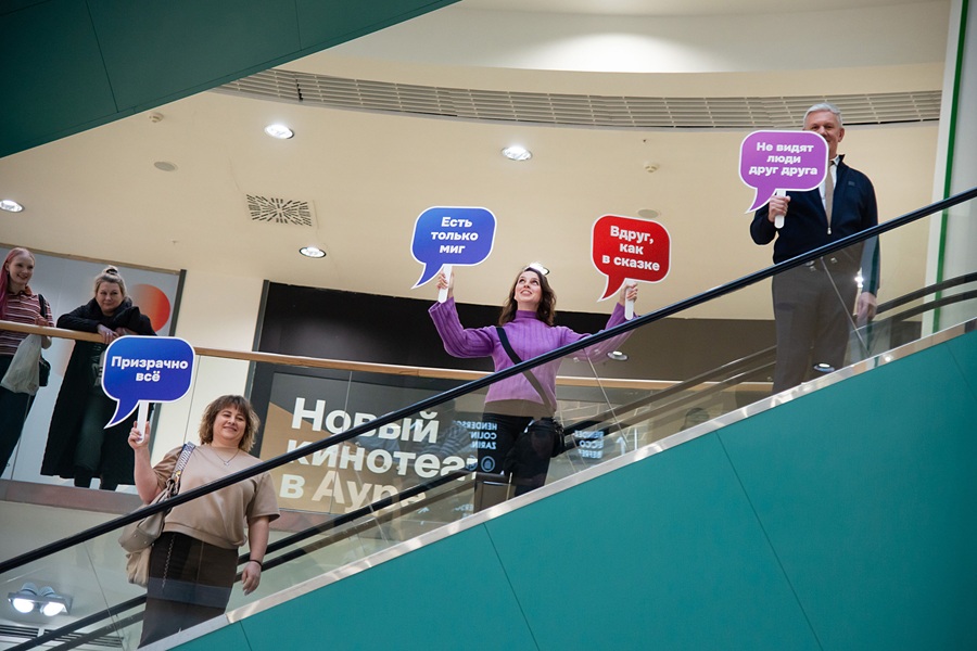 Жители города также поддерживают акцию в социальных сетях, публикуя фотографии и цитаты из известных песен композитора.