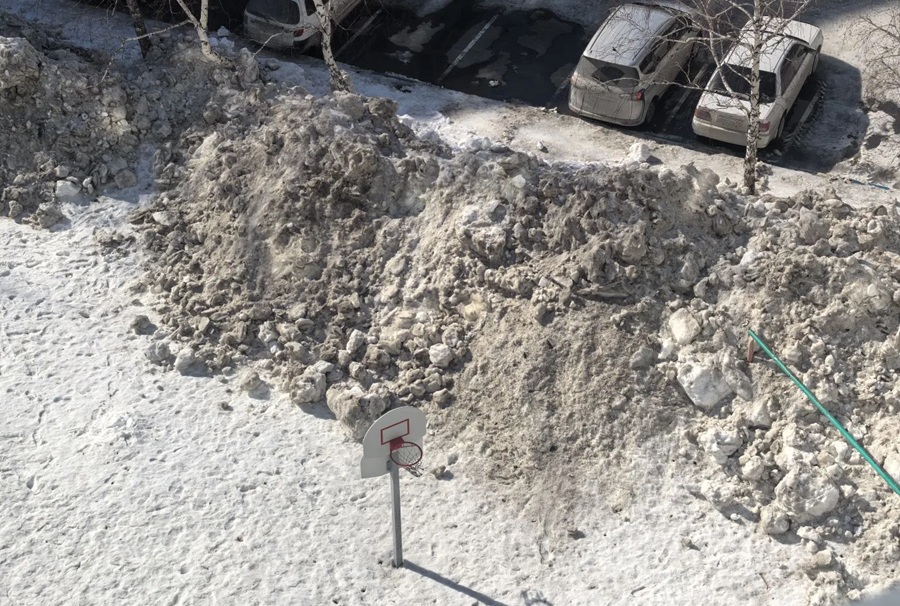 О проблемах с вывозом снега, говорили и депутаты на округах которых расположены многоэтажные дома