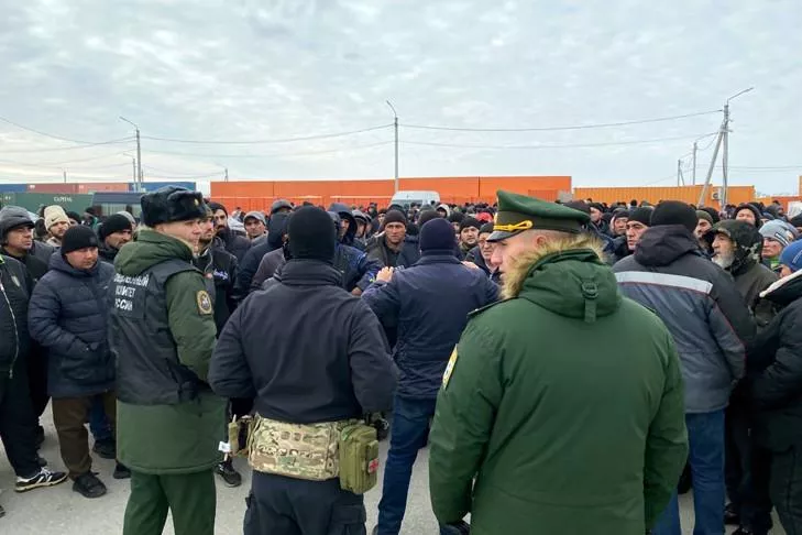 Почти 150 мигрантов проверили на рынке под Новосибирском