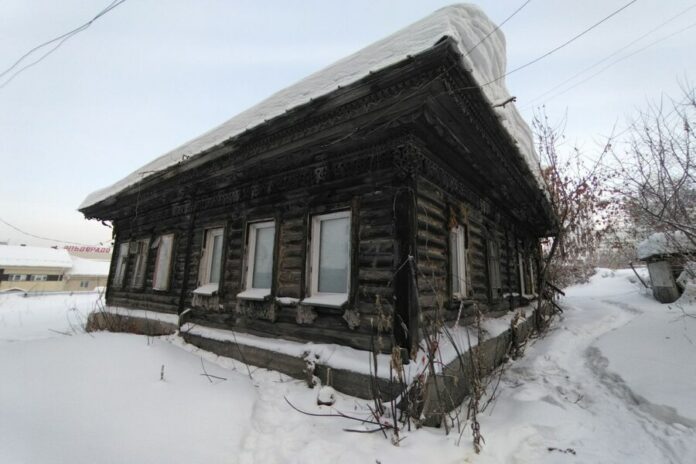 В Новосибирске суд временно запретил сносить старинный дом на Инской