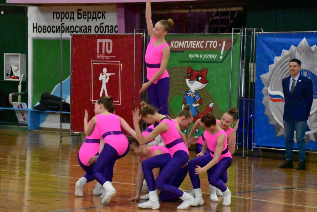 Спортивный праздник в Бердске: школьники соревнуются за честь региона в ГТО
