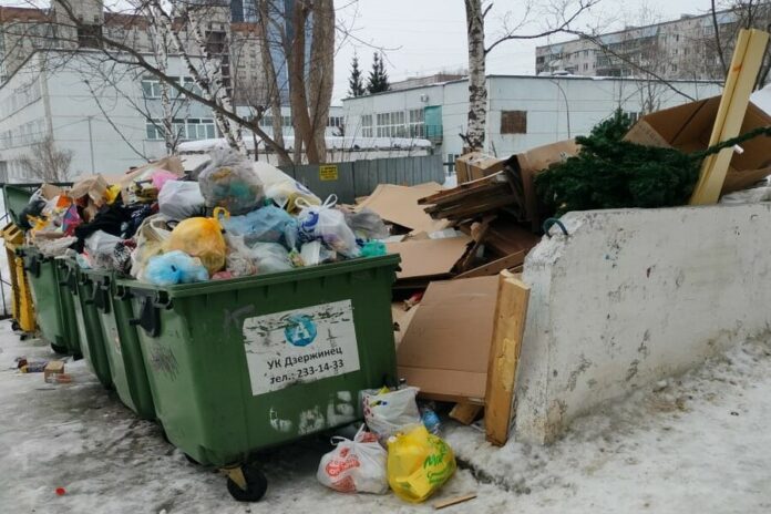 В Новосибирске мусоровозы три дня не могли подъехать к дому из-за снежной каши В Новосибирске мусоровозы три дня не могли подъехать к дому из-за снежной каши