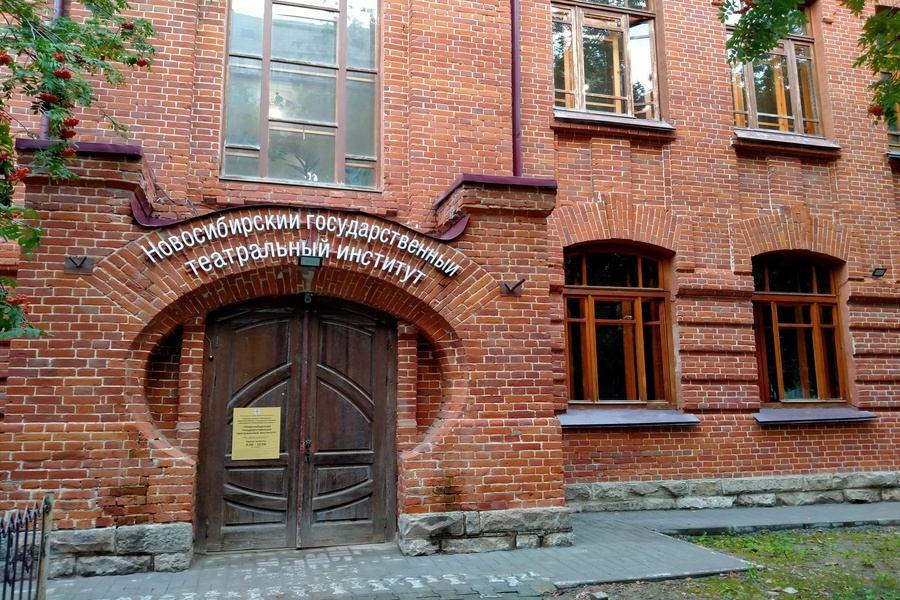 Одна из школ, построенных по проекту Крячкова 