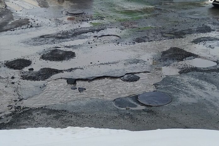 «Это даже похуже гололеда»: на улицах Новосибирска со сходом снега образовались тысячи ям
