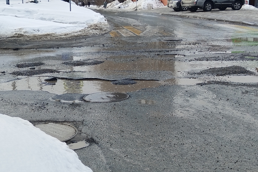 Ямы на улице Сакко и Ванцетти