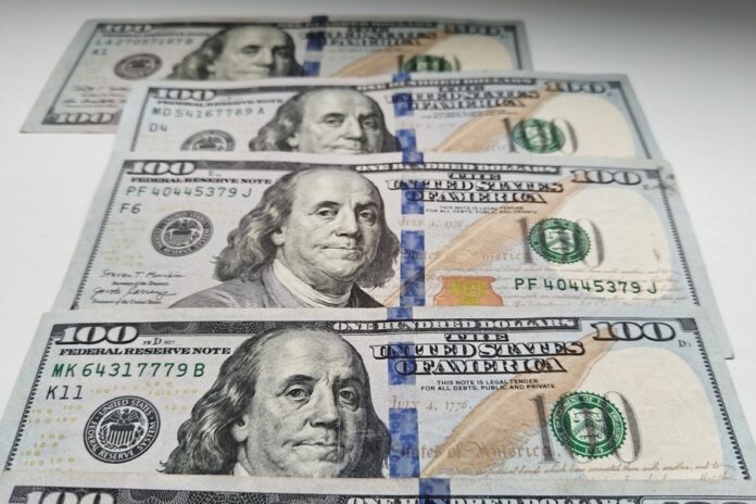 «Там никаких надрывов и крошечные пятна»: в Новосибирске показали доллары, которые отказался принимать банк «Там никаких надрывов и крошечные пятна»: в Новосибирске показали доллары, которые отказался принимать банк